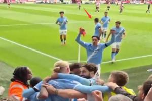 ??細！羅德里慶祝時招呼兩名隊友留在對方半場，防止對手開球