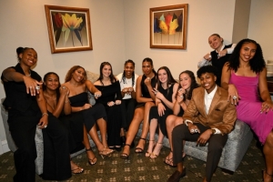 我們是冠軍！佩奇回母校領取NCAA冠軍戒指 和女友及其他隊友合影