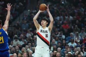 拿下首勝！楊瀚森暴扣迎運動戰(zhàn)首分 上陣7分14秒3中1拿2分1板2帽