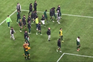 主場(chǎng)2-4不敵海牛，國(guó)安球員賽后謝場(chǎng)遭工體球迷大量噓聲