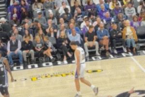 布朗尼都沒得上！湖人輪換第9人是個(gè)雙向??現(xiàn)場球迷：這?誰啊