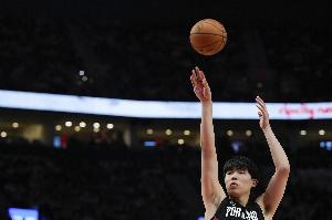 媒體人：楊瀚森小心移動掩護 這種球在FIBA里肯定死吹中國隊犯規