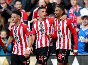 賽季新黑馬誕生！英超9輪戰(zhàn)罷排名前四，這支黑貓很“不簡(jiǎn)單”