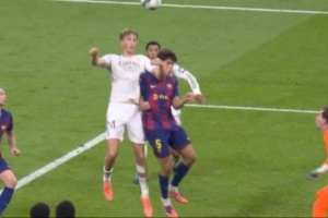 不滿進球！巴薩球員強烈抗議貝林進球前，赫伊森肘擊庫巴西臉部