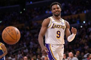 有亮點(diǎn)！布朗尼反擊妙傳助攻范德比爾特扣籃得分