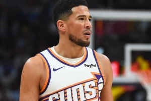 布克半場出戰18分鐘 8中2&6罰5中拿到10分3板6助 正負值-11