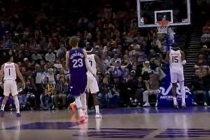 終于等到！吉萊斯皮點到籃板推反擊 布克雙手飛扣反超比分！