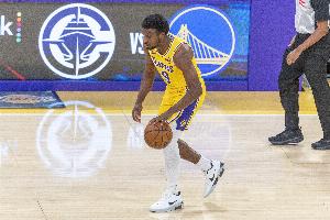 不夠細(xì)膩！布朗尼跳起想從克林根腋下傳球被斷 反搶被吹犯規(guī)