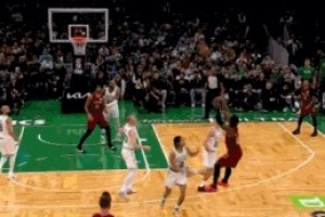 手感火熱！米切爾晃飛兩人命中高難度壓哨三分