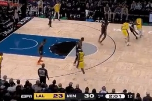 有點(diǎn)尷尬！布朗尼弧頂接球遭遇逼搶直接出界失誤