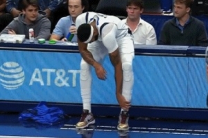 別有事啊！濃眉落地踩到對(duì)方腳上疑似崴傷 返回更衣室接受治療