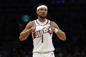 下半場轟29分&絕殺三分不中！布克26中10空砍32分 上半場9中1