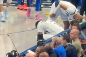 濃眉在場邊蹲著撫摸小腿許久 隊友們滿臉擔憂