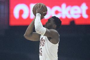 今天是三分神射！米切爾半場三分7中5射落15分 另有2板2助