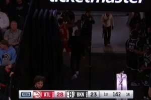 希望沒事啊！特雷-楊膝蓋被隊友壓到 隨后返回更衣室