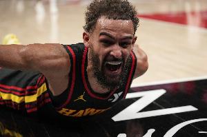 被壓膝蓋！Haynes：特雷-楊明日接受MRI檢查 以確定傷情嚴重程度