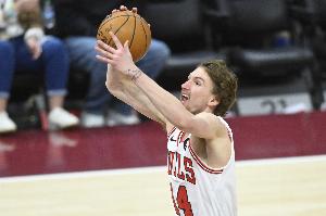 拉文：布澤利斯會要求和我一起加練 他的進步會越來越大