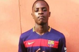 世體：艾永對巴薩頗具好感，五年前曾在家鄉穿著巴薩球衣拍照留念