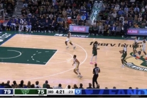 信手拈來！庫里推反擊被提前犯規 超遠三分隨手一扔鉆入網窩