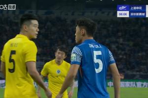 激情對噴！朱辰杰倒地胡睿寶指責其假摔騙點，兩人互噴垃圾話