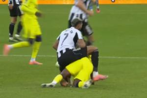 喬林頓對庫杜斯的犯規??直接騎上去了……