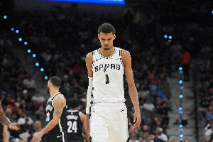 米奇：文班下半場(chǎng)防守端存在感及覆蓋范圍比上半場(chǎng)更具決定性