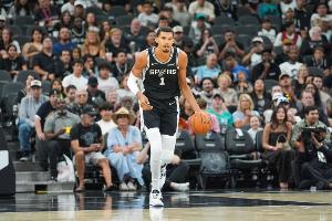 解說(shuō)：文班亞馬27+18+6順便來(lái)5個(gè)封蓋 真是夸張又平常