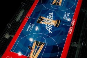 快船已為明天的NBA杯做好準(zhǔn)備！剛鋪好的NBA杯球場地板顏值如何？