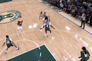 血虧！庫里傳球擊中追夢彈回后自己投進但無效 后者返回更衣室