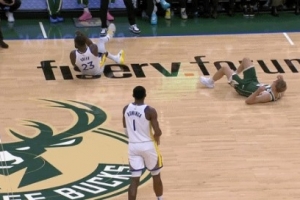 你冷靜下！追夢被吹掩護犯規想挑戰 科爾無視并換下前者