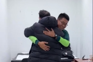 老友相見！亞泰主帥蘇亞雷斯與國安隊工作人員熱情擁抱