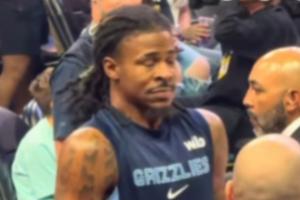 聞了啥這么興奮？莫蘭特在場邊聞了不明物體搖頭晃腦+閉眼享受！