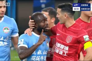 現場球迷朝阿奇姆彭學猴子叫+罵黑鬼+豎中指，導致比賽一度中斷