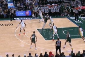 球進燈亮！特倫特干拔三分壓哨命中 字母哥場邊興奮慶祝