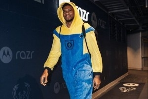 還有這層聯(lián)系？字母哥入場(chǎng)秀cos小黃人 約基奇曾扮神偷奶爸格魯