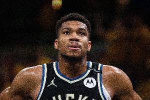 曾令旭：雄鹿真正做到了一鑿四射 即使字母不在其他人也該扔就扔