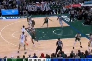 仙人指路！庫明加拿球晃開防守 妙傳助攻巴特勒輕松上籃打中