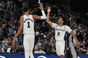 開(kāi)賽季5勝0負(fù)創(chuàng)馬刺隊(duì)史紀(jì)錄！文班亞馬更新社交媒體：再贏77場(chǎng)