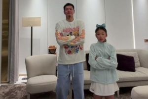 王大雷曬與女兒跳舞視頻，韋世豪評(píng)論：有點(diǎn)卡哇伊了