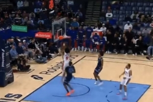 指揮官！康寧漢姆先后連線杜倫和湯普森完成空接暴扣