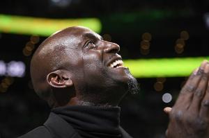 狼王對甜瓜說“你老婆像甜甜圈”？皮爾斯：垃圾話別涉及妻子孩子