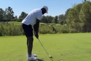 害擱那高爾夫！詹姆斯更推：在油管上看高爾夫視頻太帶派了！！