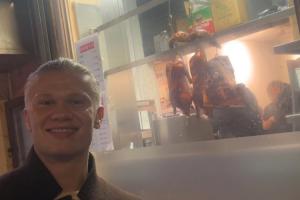 太陽報(bào)：哈蘭德吃中餐點(diǎn)烤鴨脆皮五花肉，餐廳調(diào)侃推出哈蘭德套餐