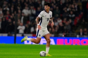 TA：奧賴?yán)驌?dān)任英格蘭主力；球隊(duì)終于找到中場組織核心：安德森