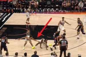 雪上加霜！內史密斯橫移時踩到厄爾腳踝 疼得直打滾&被抬回更衣室