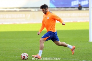 11月21日下午，山東泰山隊在武漢體育中心體育場進行賽前踩場訓(xùn)練