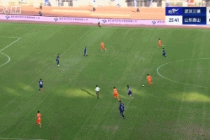 進球無效！瓦科接直塞左腳推射破門，邊裁舉旗示意越位