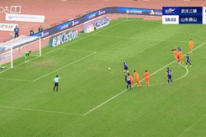 王大雷撲點！裁判看VAR后判三鎮獲點，圖多列點射被王大雷撲出！