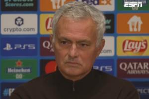 批評球員是否擔心更衣室不滿？穆帥回懟：你父親一直對你很好嗎？