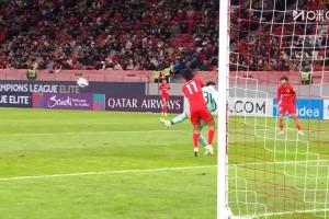 呂文君上搶對方門將時將其撞翻，被裁判出示本場第一張黃牌